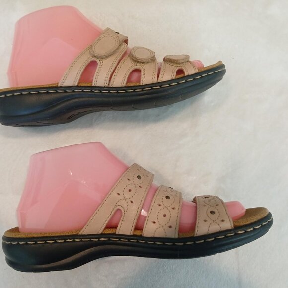 CLARKS COLLECTION LEATHER TAN SANDALS - Picture 3 of 6